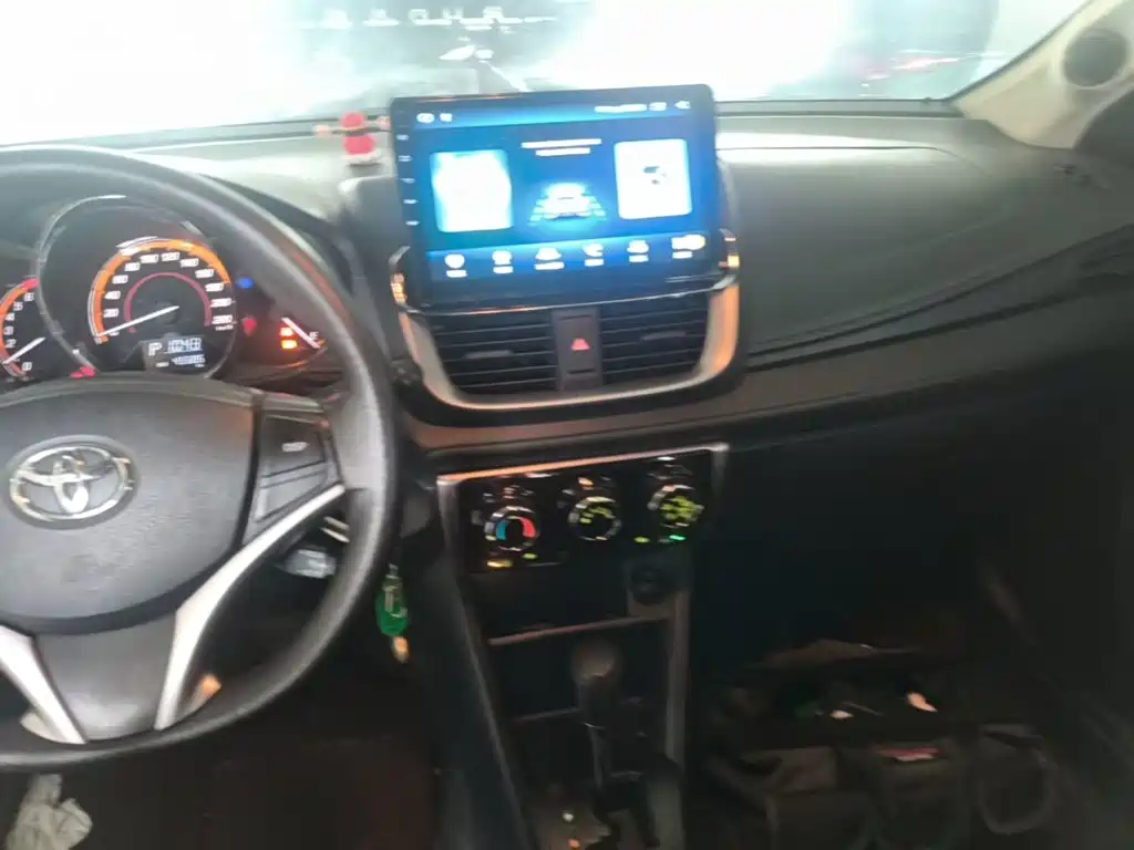 Toyota Yaris L 2022 — фото 13