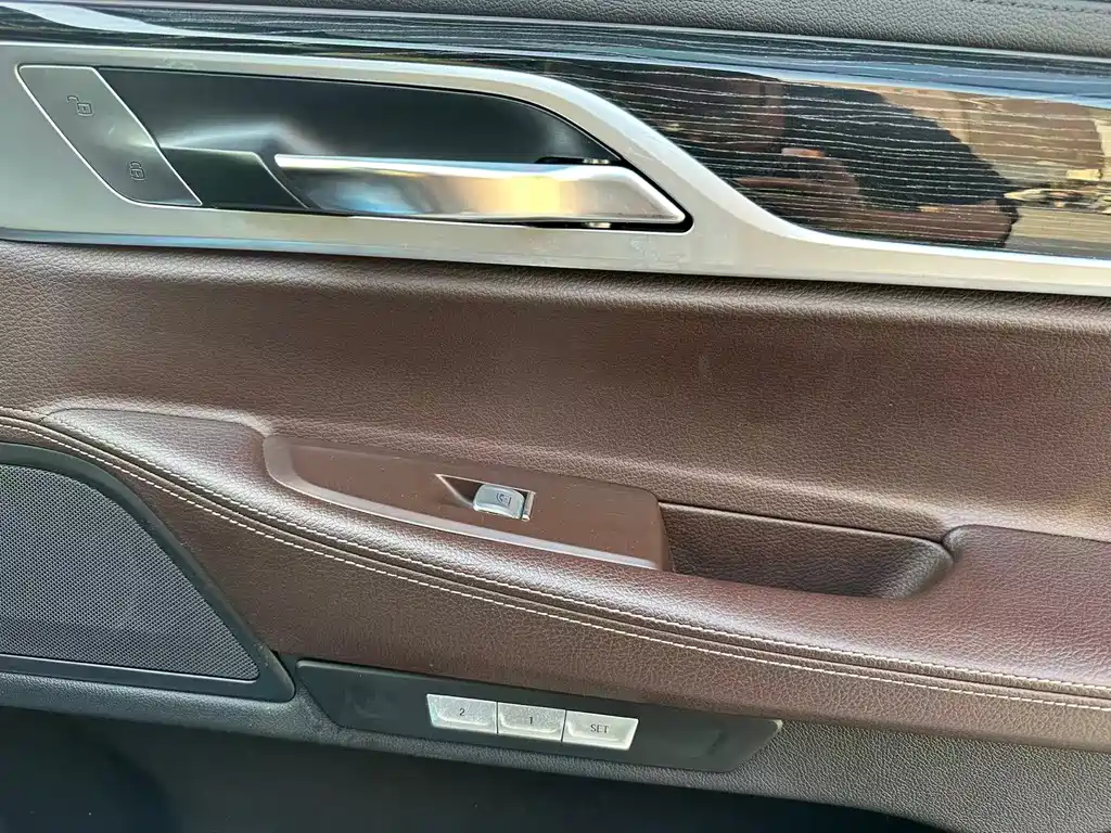 BMW 7 Series 2018 — фото 18