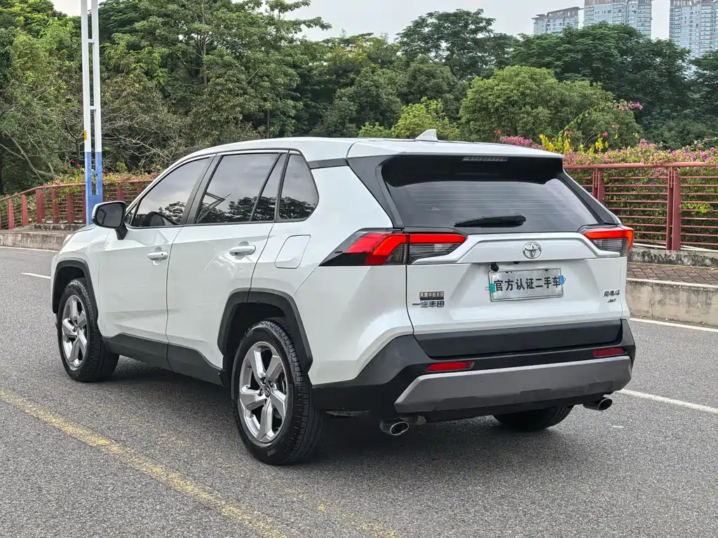 Toyota RAV4 2021 — фото 8