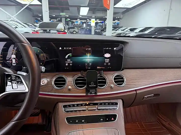 Mercedes-Benz E-Class 2022 — фото 9