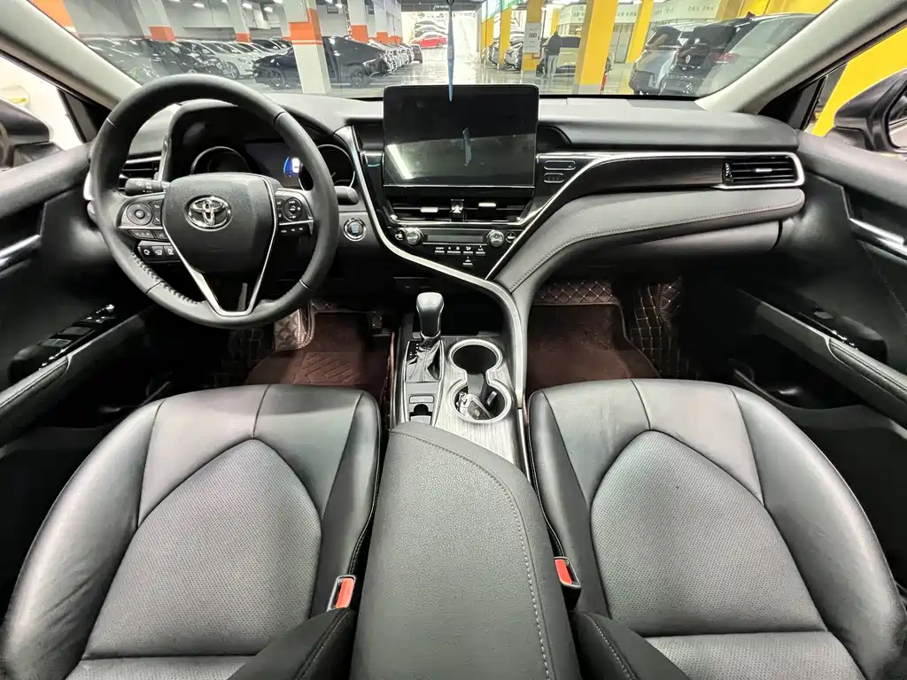 Toyota Camry 2023 — фото 11