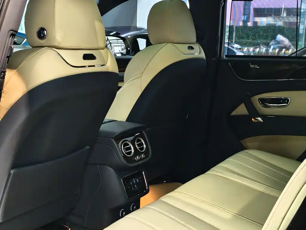 Bentley Bentayga 2020 — фото 15
