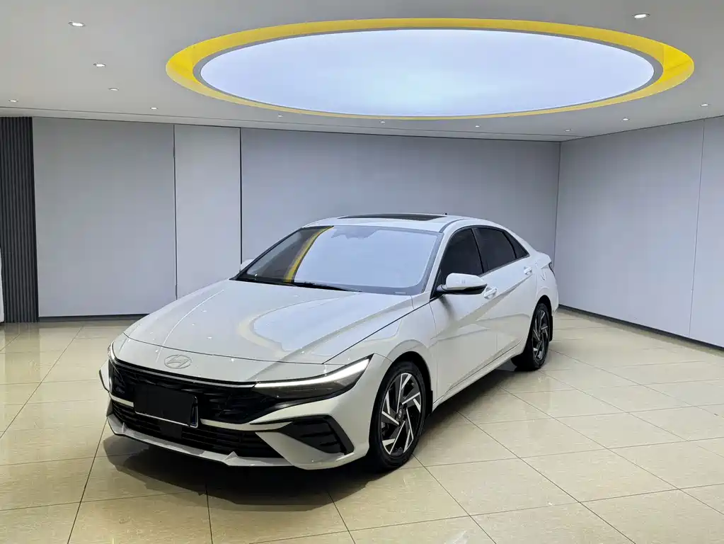 Hyundai Elantra 2023 — фото 1