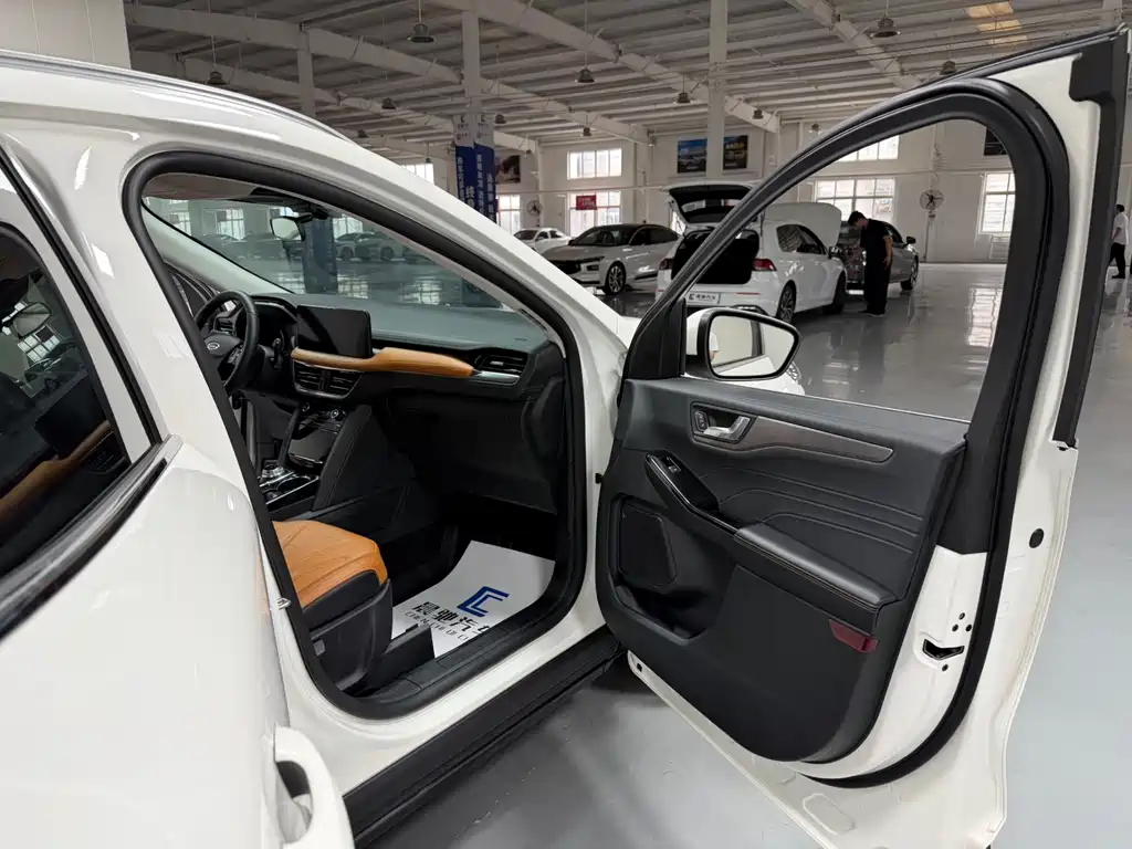 Ford Escape 2023 — фото 13
