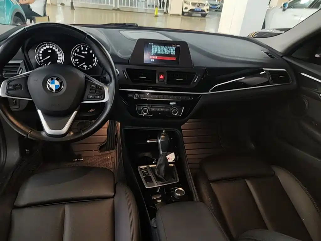 BMW 1 Series 2018 — фото 14