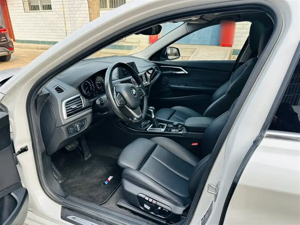 BMW 1 Series 2018 — фото 15