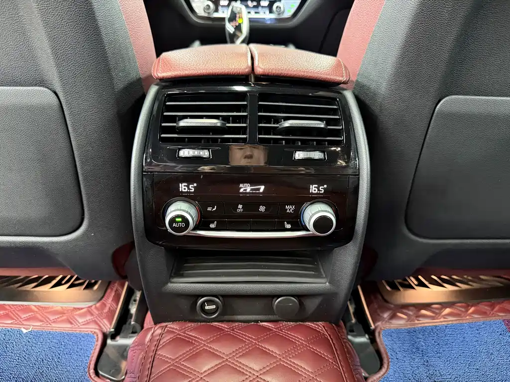 BMW 5 Series 2019 — фото 19
