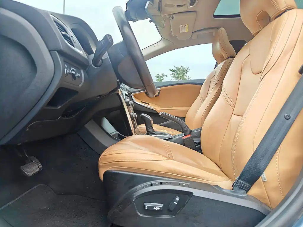 Volvo V40 2017 — фото 13