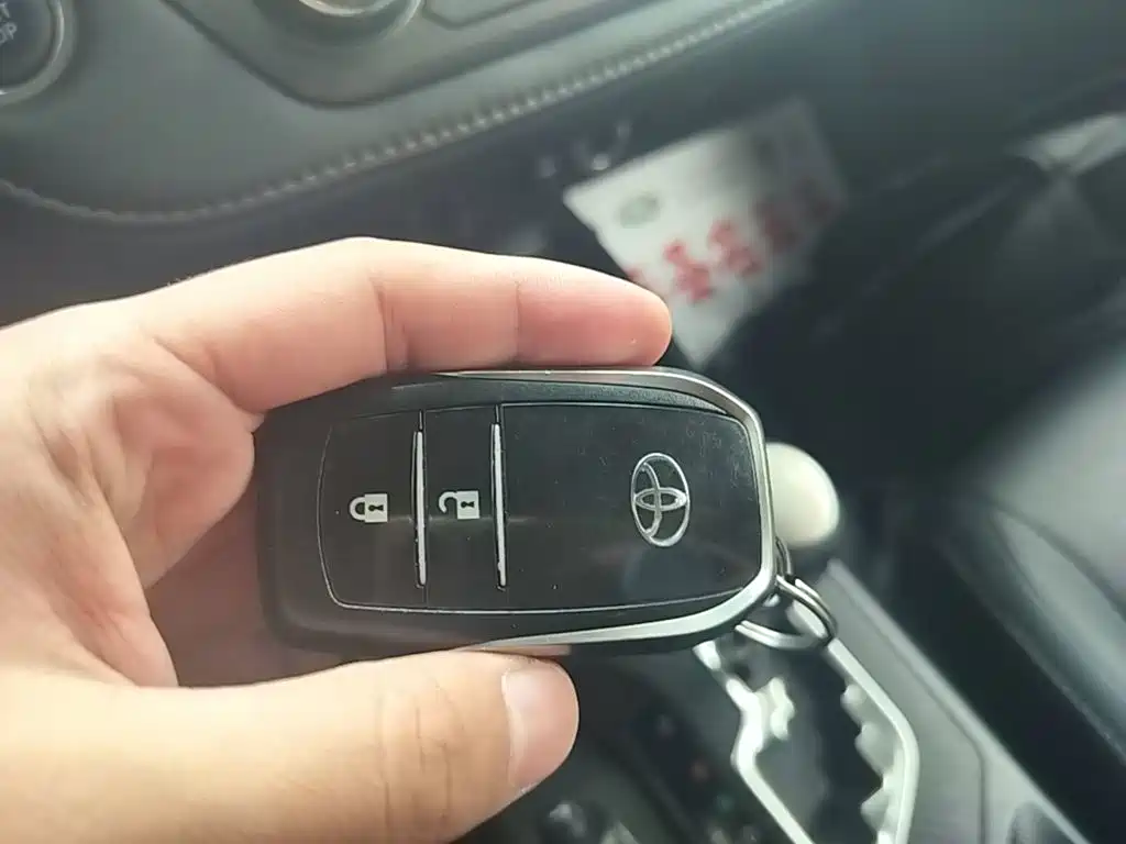 Toyota RAV4 2015 — фото 9