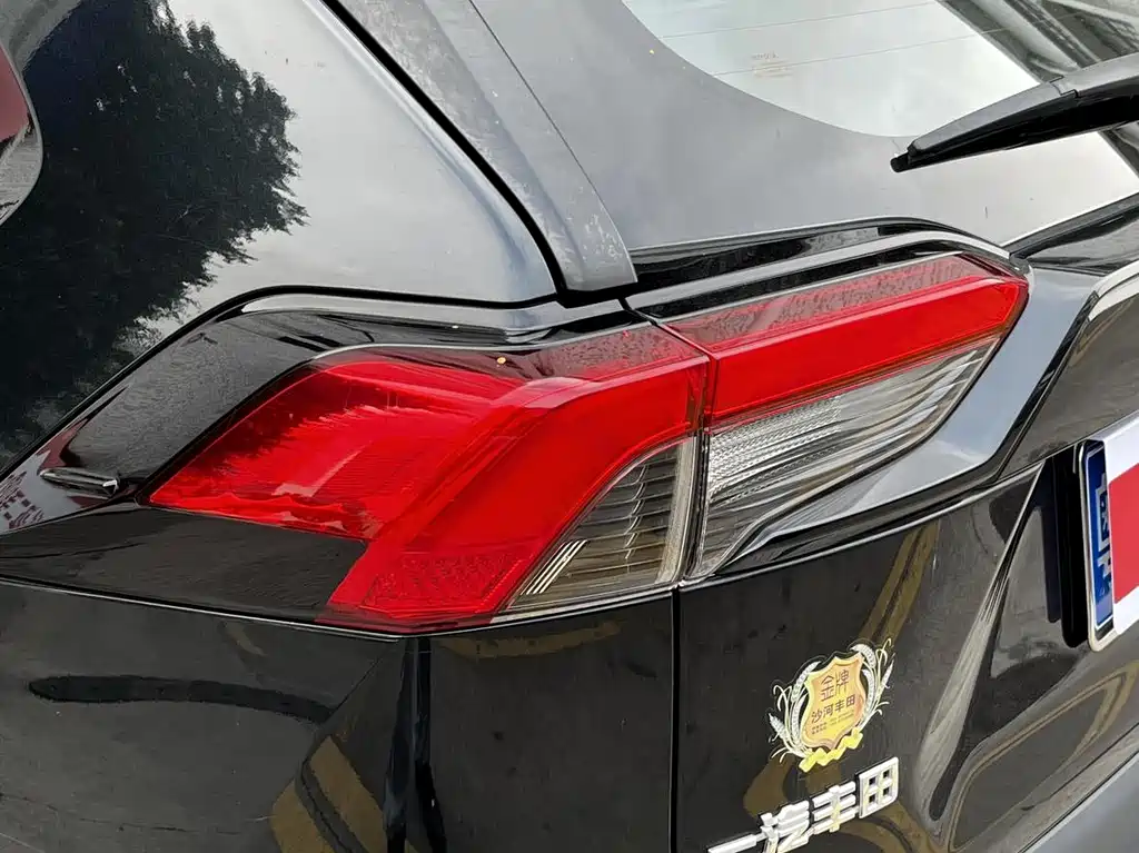 Toyota RAV4 2022 — фото 12