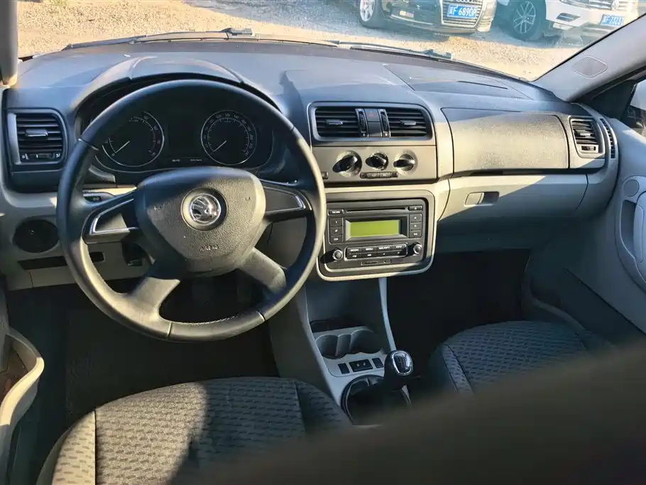 Skoda Fabia 2015 — фото 12