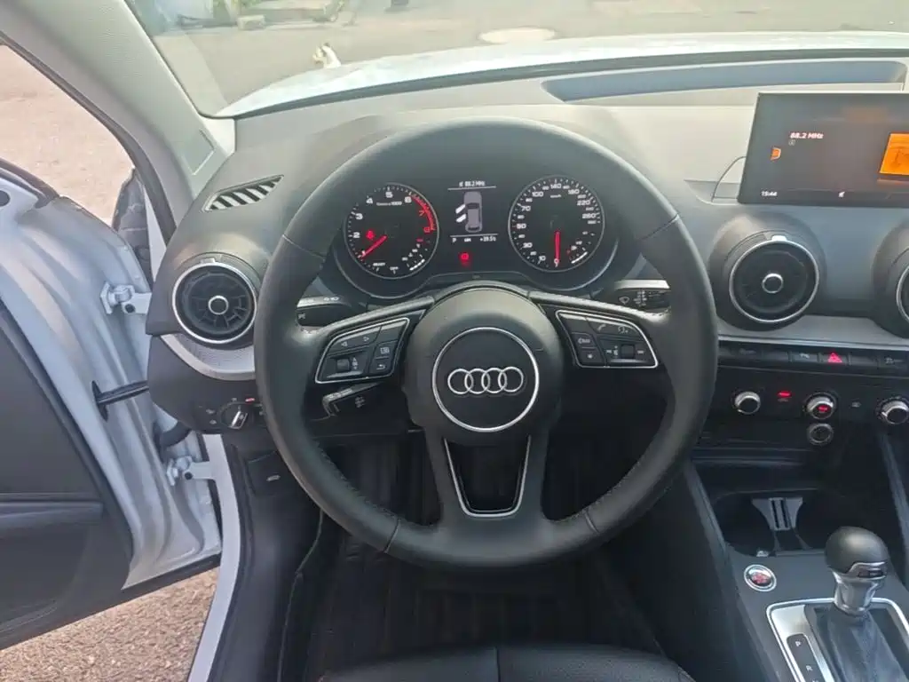 Audi Q2L 2020 — фото 11