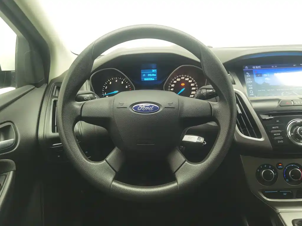 Ford Focus 2015 — фото 11