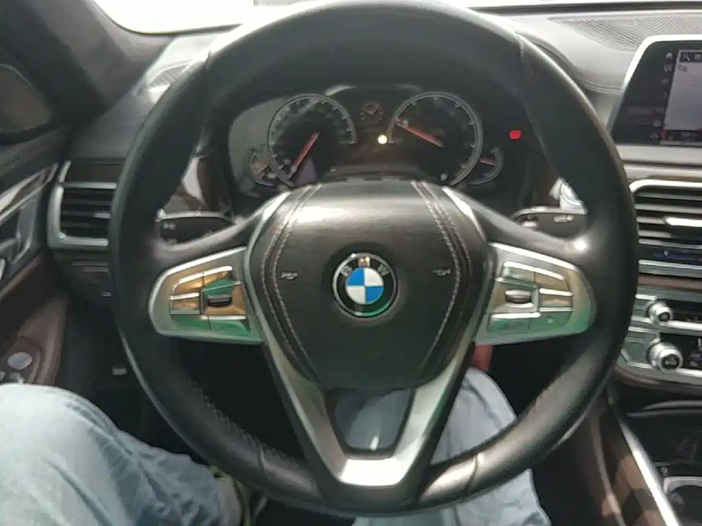BMW 7 Series 2017 — фото 11