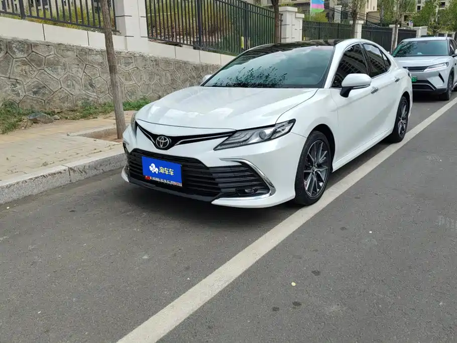 Toyota Camry 2021 — фото 1