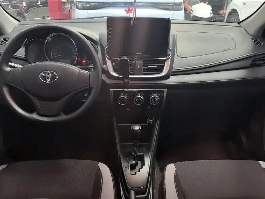 Toyota Yaris L 2021 — фото 12