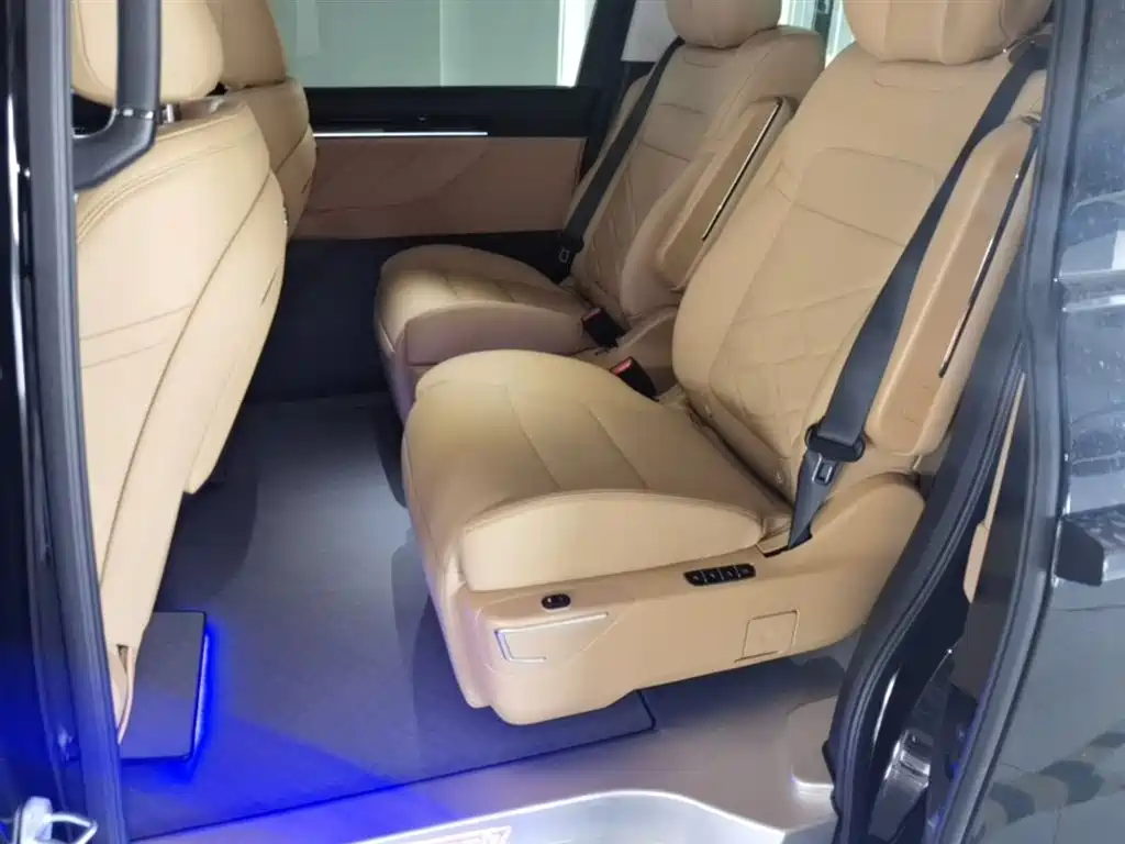 GAC Motor E8 PHEV 2025 — фото 17
