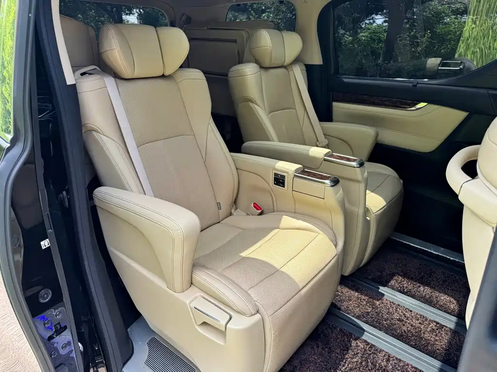 Toyota Alphard 2023 — фото 11