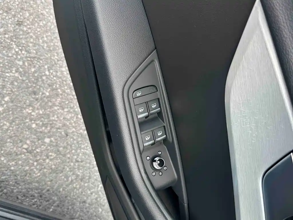 Audi A4L 2023 — фото 17