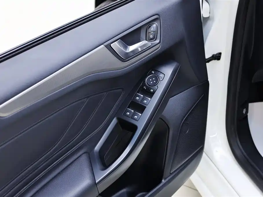 Ford Focus 2020 — фото 16