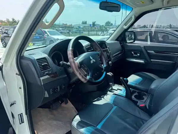 Mitsubishi Pajero 2020