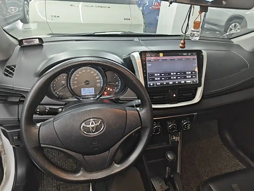 Toyota Yaris L 2017 — фото 10