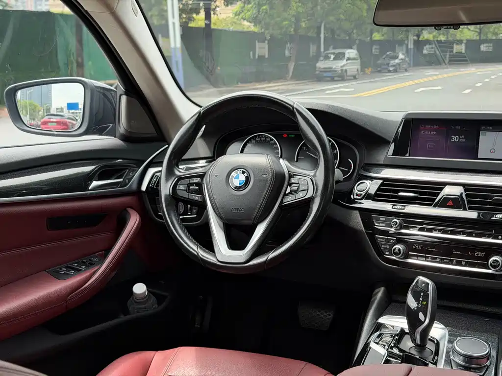 BMW 5 Series 2018 — фото 14