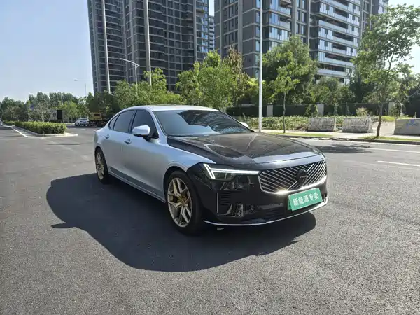 Volvo S90 Plug-In Hybrid 2025