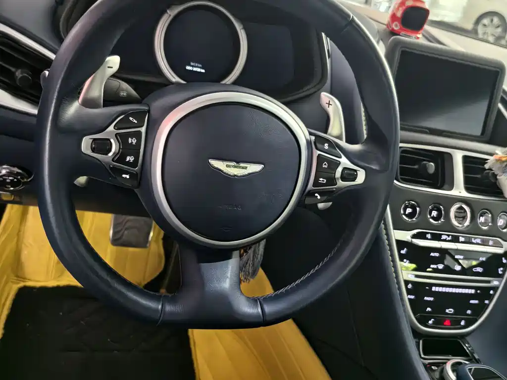 Aston Martin DB11 2019 — фото 10