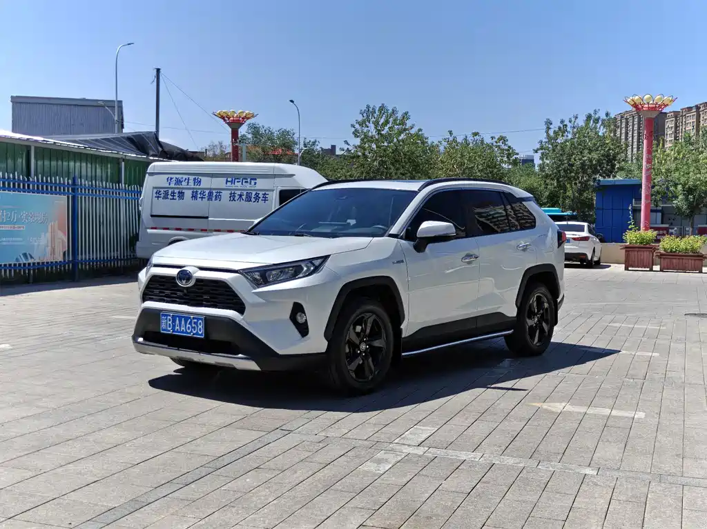 Toyota RAV4 2020 — фото 1