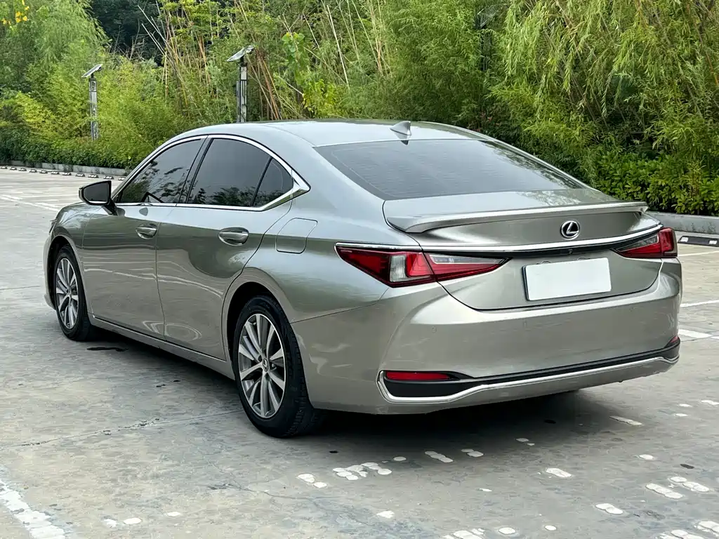 Lexus ES 2018 — фото 9