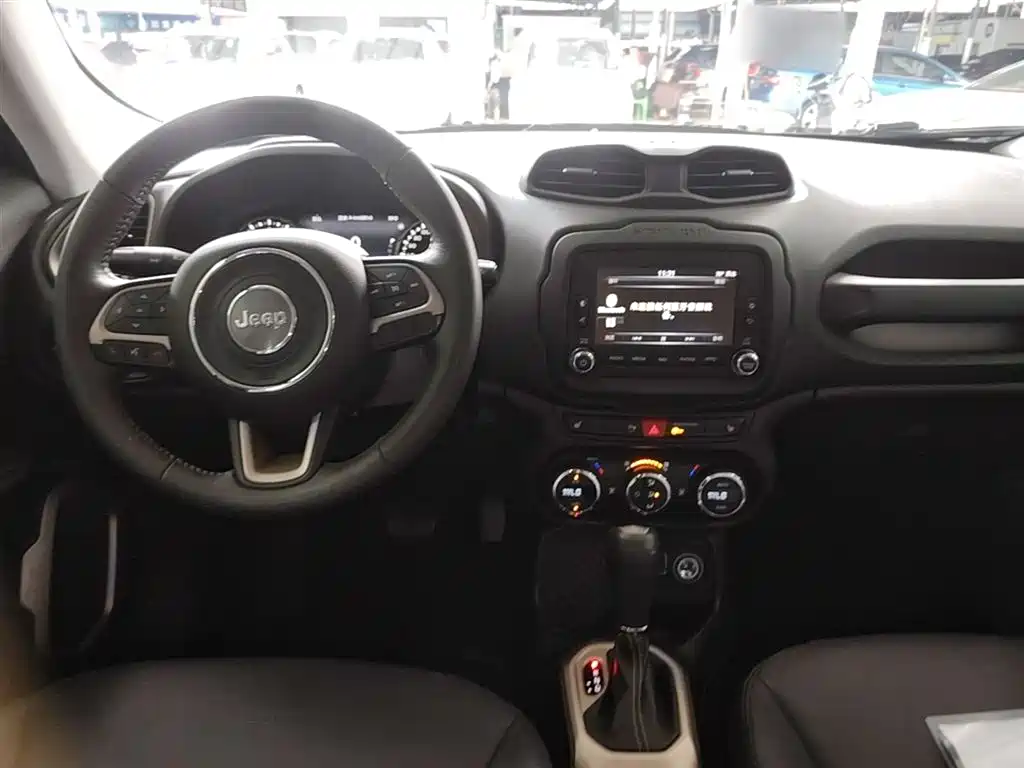 Jeep Renegade 2016 — фото 10
