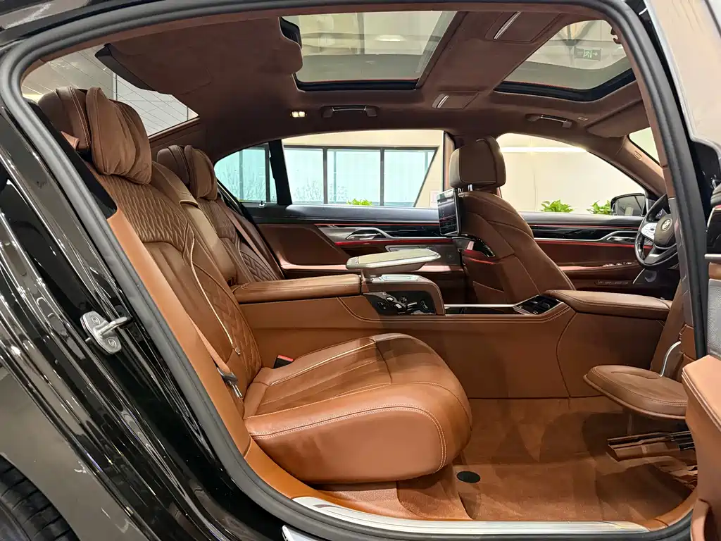 BMW 7 Series 2018 — фото 10