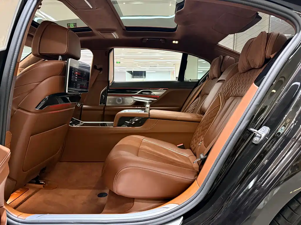 BMW 7 Series 2018 — фото 12