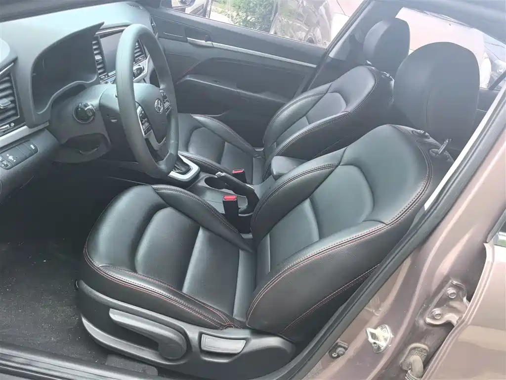 Hyundai Elantra 2018 — фото 19