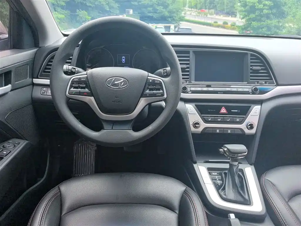 Hyundai Elantra 2018 — фото 24