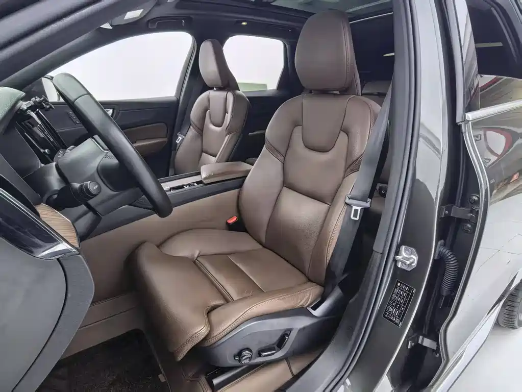 Volvo XC60 2022 — фото 15
