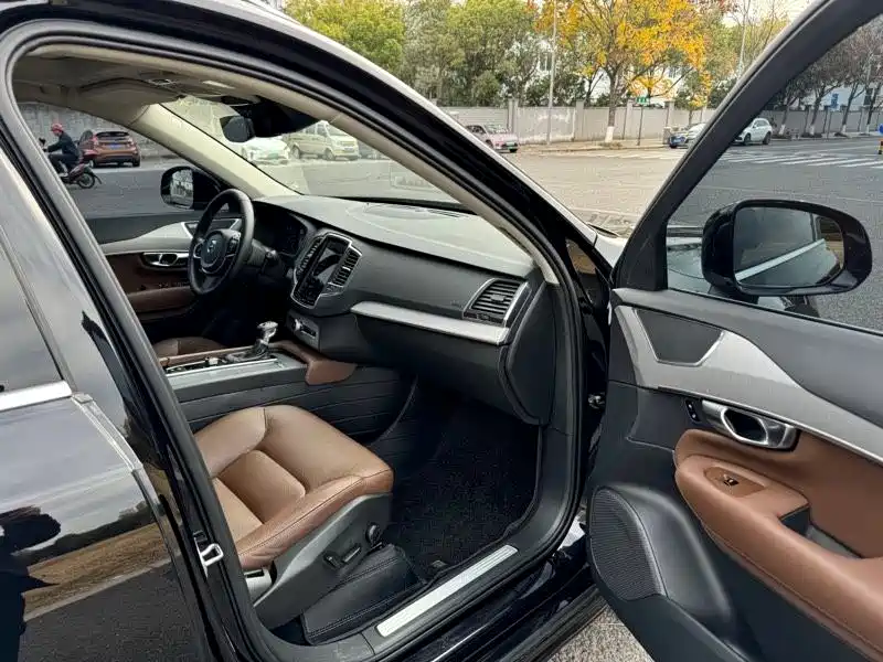 Volvo XC90 2019 — фото 10