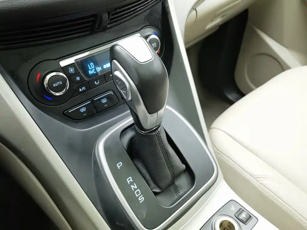 Ford Kuga 2015 — фото 13
