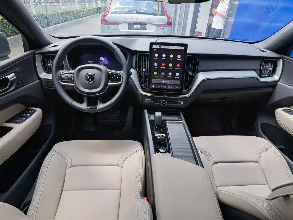 Volvo XC60 2025 — фото 11