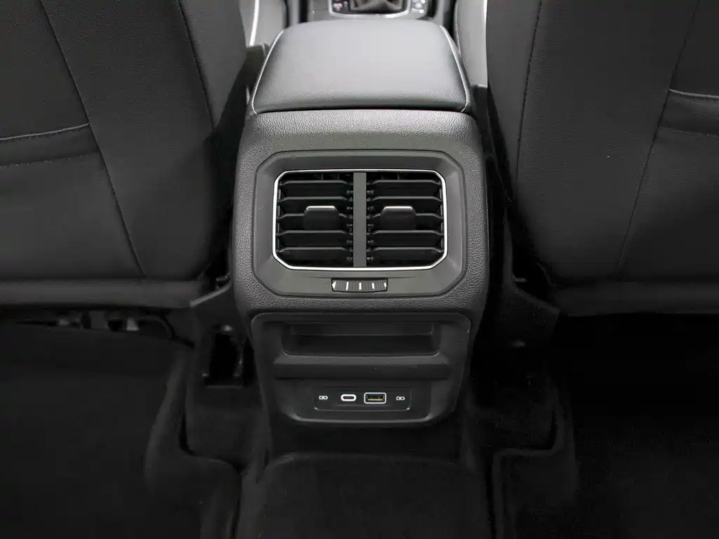 Volkswagen Tiguan L 2023 — фото 16