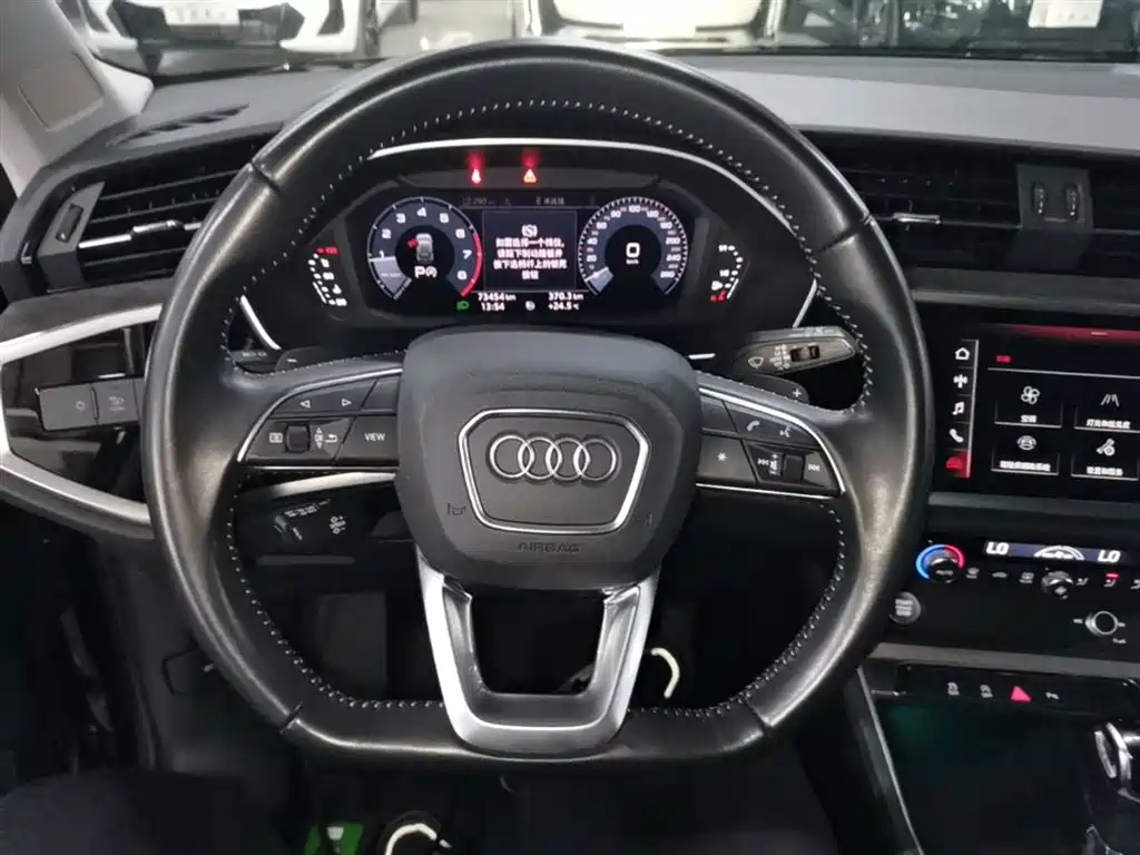 Audi Q3 2020 — фото 11