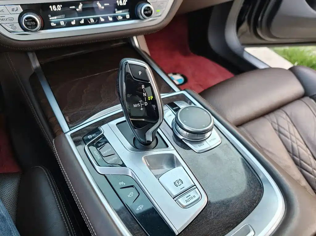 BMW 7 Series 2017 — фото 22