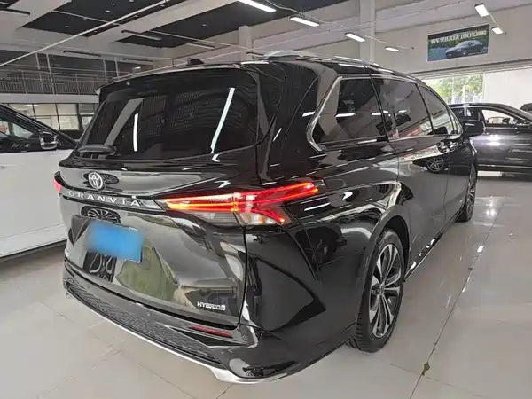 Toyota Granvia 2023
