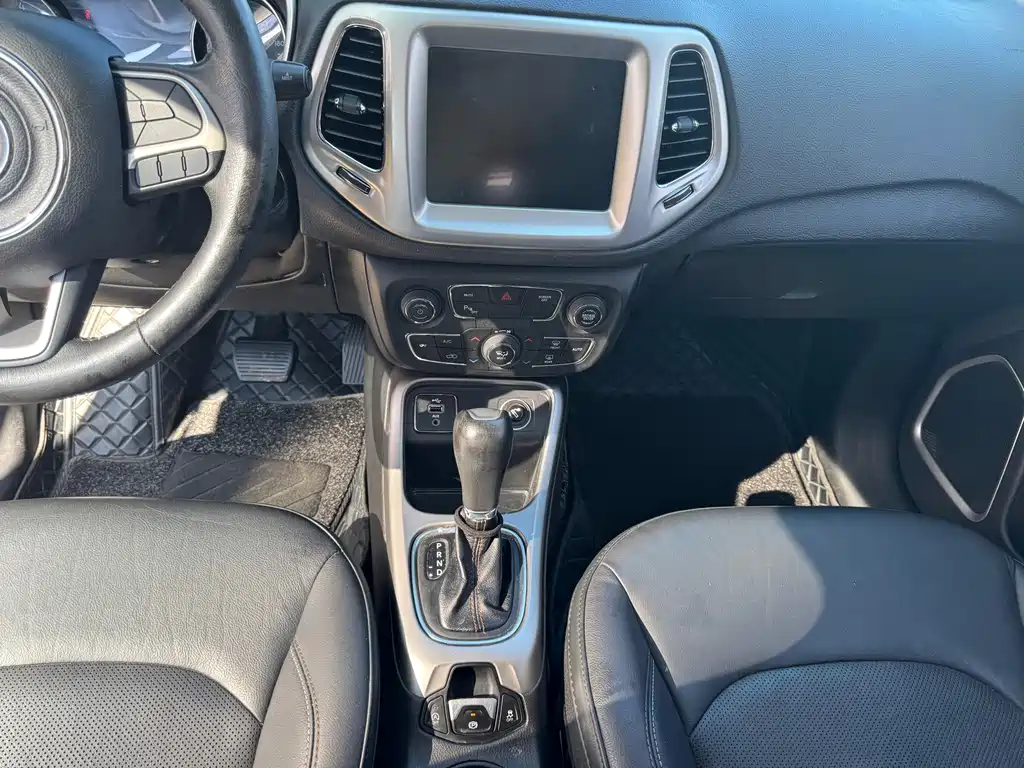Jeep Compass 2018 — фото 11