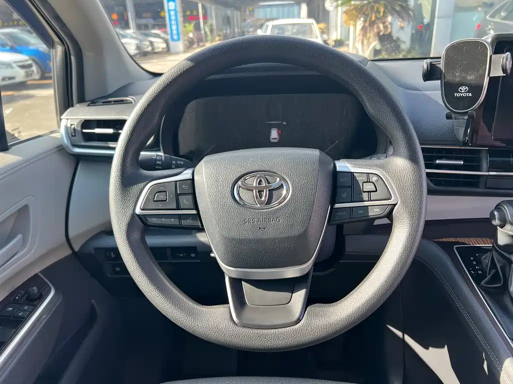 Toyota Sienna 2023 — фото 14