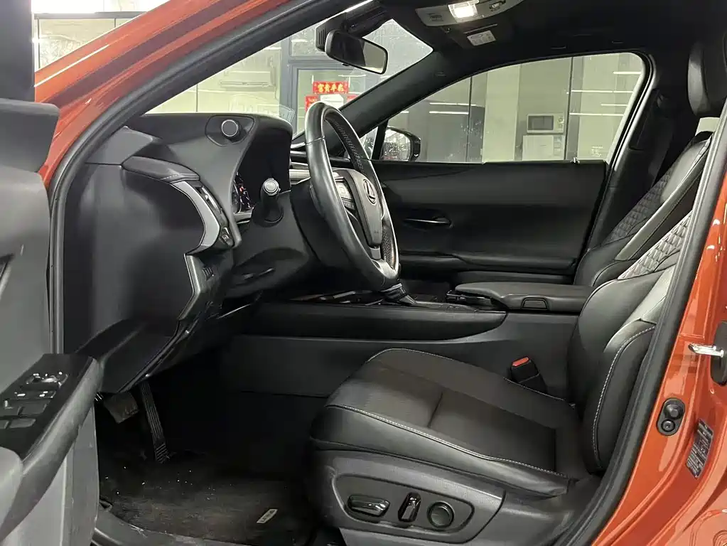 Lexus UX 2020 — фото 12