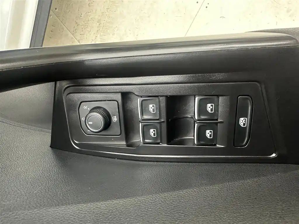 Volkswagen T-Roc 2023 — фото 13