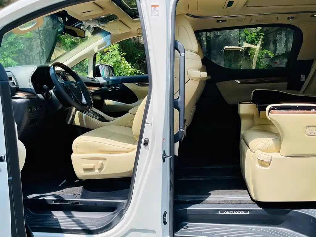 Toyota Alphard 2017 — фото 16