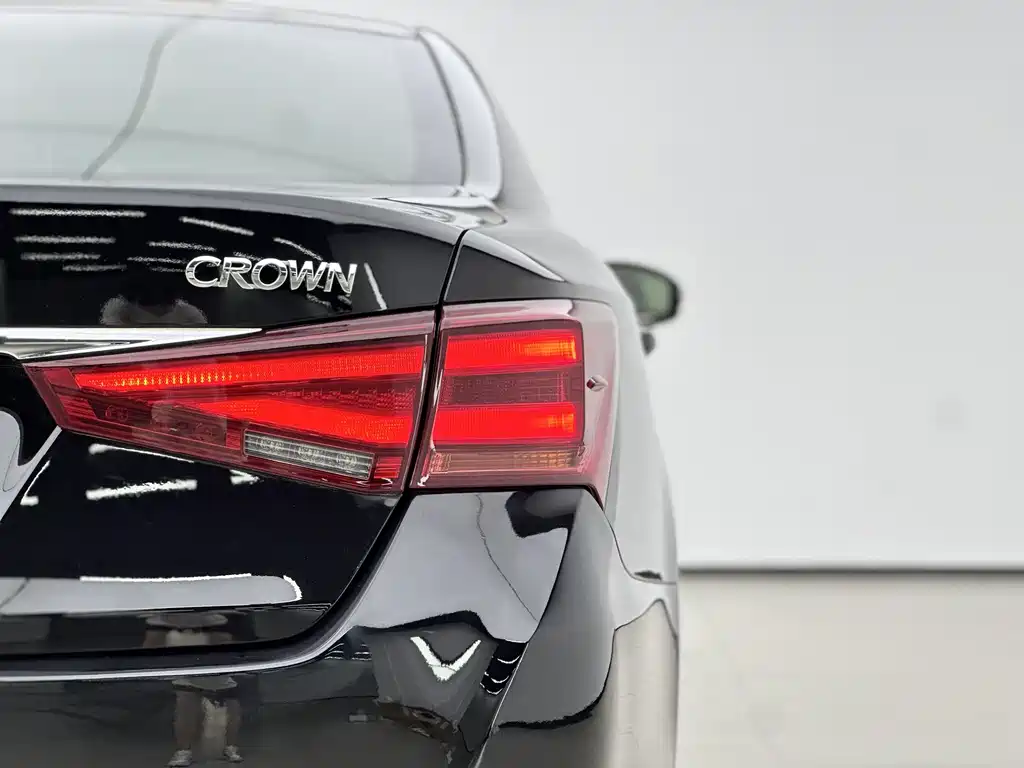 Toyota Crown 2017 — фото 10